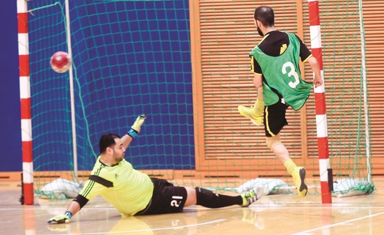 لاعب القبس سامر سمير مسجلا الهدف الرابع في مرمى الكويتية﻿