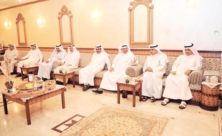 محمد العواش خلال استقباله المهنئين﻿