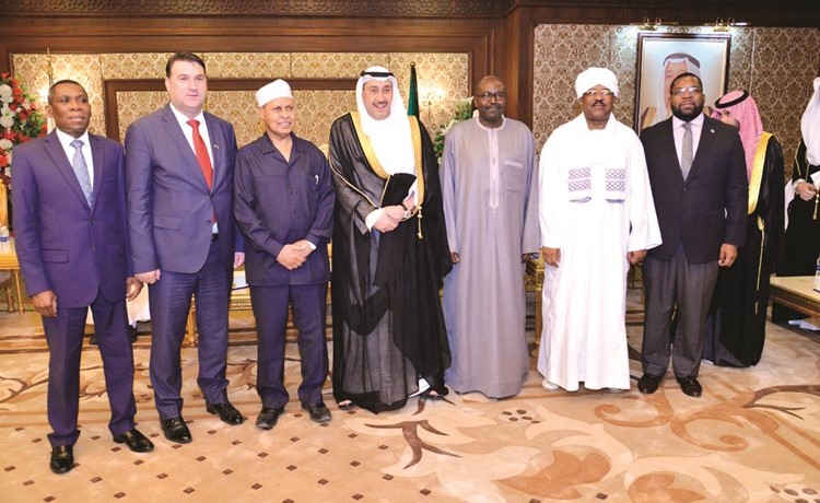 الشيخ فيصل الحمود متوسطا عددا من السفراء والديبلوماسيين﻿