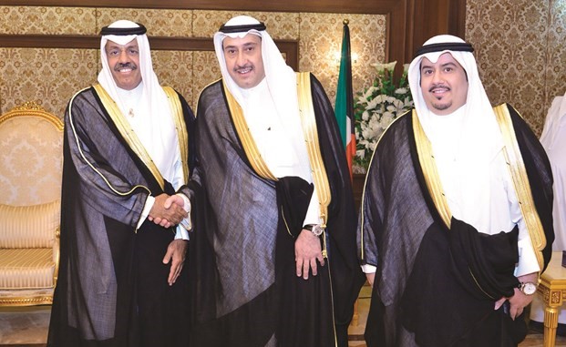 الشيخ أحمد النواف مهنئا الشيخ فيصل الحمود ويبدو الشيخ مبارك الصباح﻿