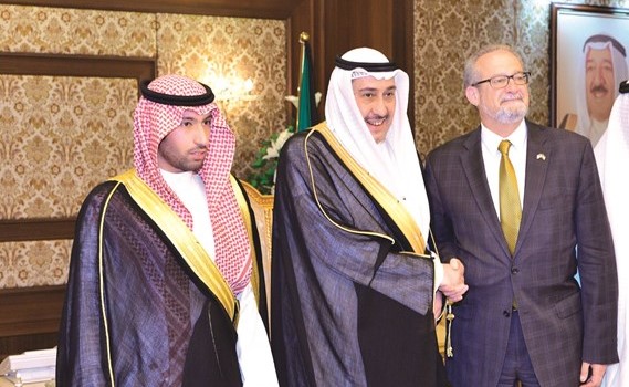 السفير الأميركي لورانس سيلفرمان مباركا ﻿