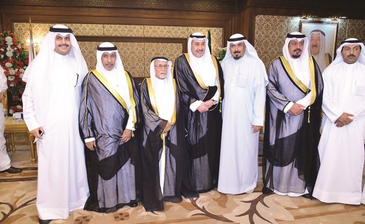 الشيخ فيصل الحمود متوسطا عددا من المواطنين﻿