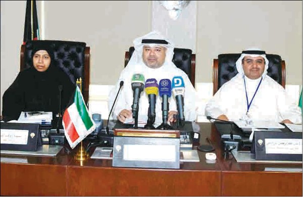 د. خالد مهدي وبدر الرفاعي ووفاء الضبيان خلال المؤتمر الصحافي 	(ريليش كومار)