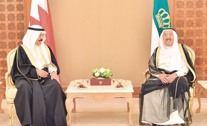 صاحب السمو الأمير الشيخ صباح الأحمد خلال لقائه صاحب السمو الملكي الأمير خليفة بن سلمان آل خليفة﻿