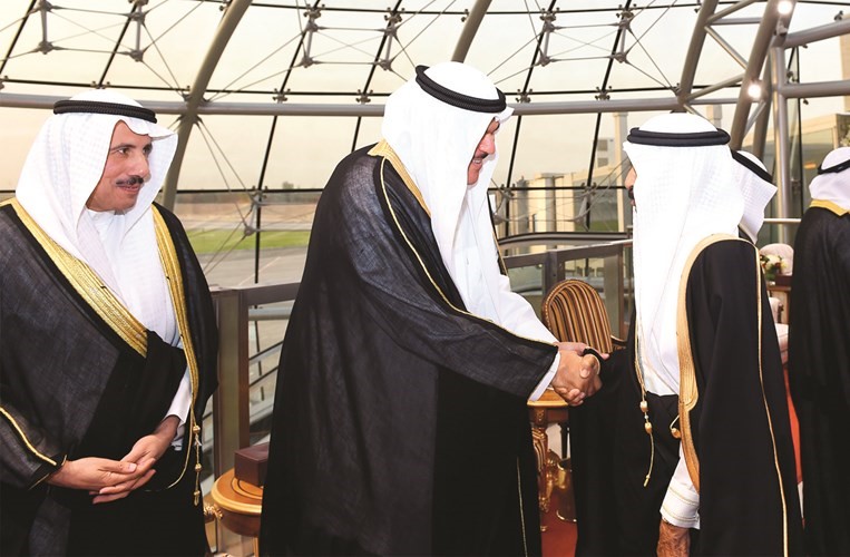 صاحب السمو الملكي الأمير خليفة بن سلمان مصافحا الشيخ سلمان الحمود بحضور الشيخ عزام الصباح﻿