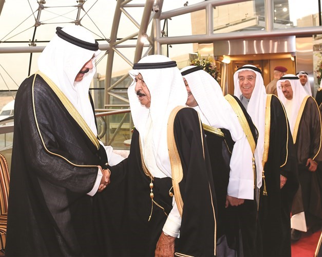 صاحب السمو الملكي الأمير خليفة بن سلمان آل خليفة مصافحا الشيخ محمد الخالد﻿