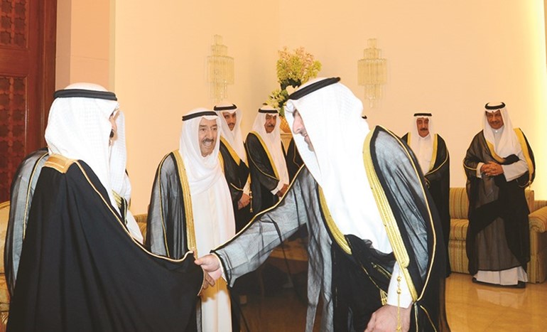 صاحب السمو الملكي الأمير خليفة بن سلمان آل خليفة مصافحا ياسر ابل﻿