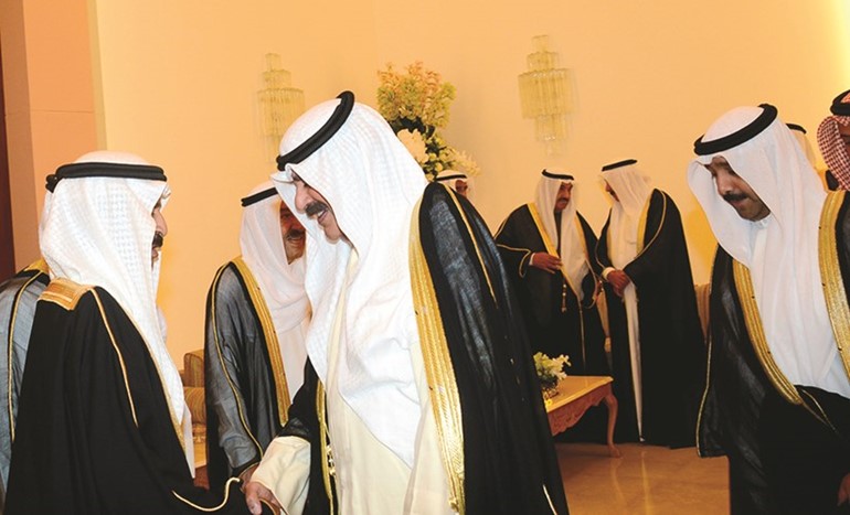 صاحب السمو الملكي الأمير خليفة بن سلمان آل خليفة يصافح خالد الجارالله﻿