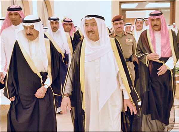 صاحب السمو الأمير الشيخ صباح الأحمد خلال استقباله صاحب السمو الملكي الأمير خليفة بن سلمان آل خليفة بحضور سمو ولي العهد الشيخ نواف الاحمد