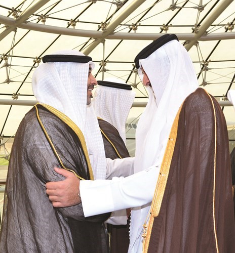 الشيخ تميم بن حمد يصافح الشيخ محمد العبدالله