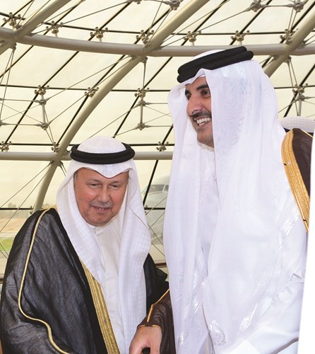 صاحب السمو الشيخ تميم بن حمد أمير مصافحا السفير أحمد فهد الفهد