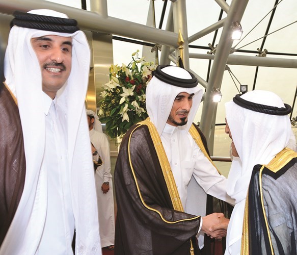صاحب السمو الأمير مصافحا الوفد المرافق لأمير قطر