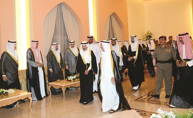 صاحب السمو الأمير الشيخ صباح الأحمد خلال استقباله صاحب السمو الملكي الأمير خليفة بن سلمان آل خليفة بحضور سمو ولي العهد الشيخ نواف الاحمد﻿