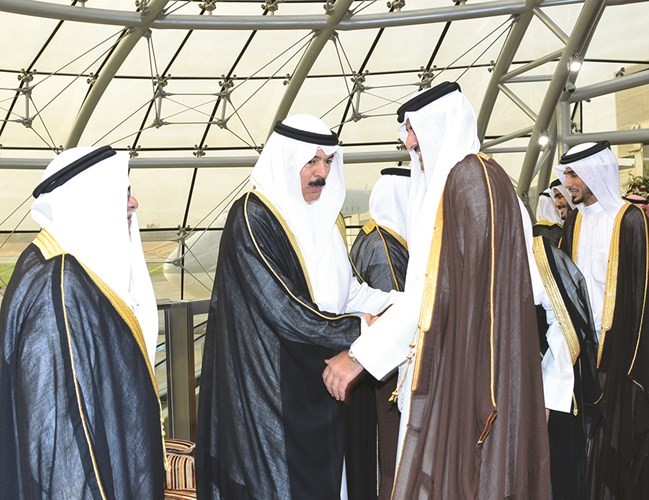 أمير قطر مصافحا الشيخ محمد الخالد
