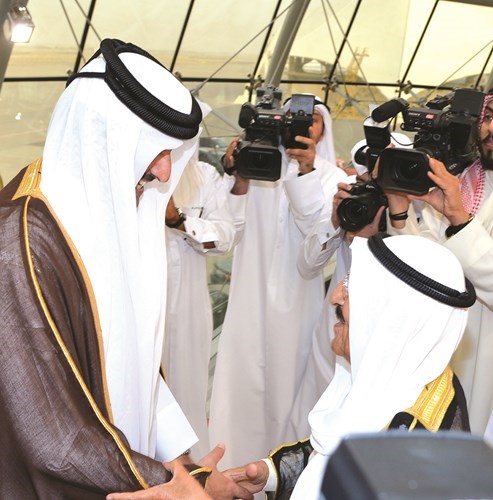 سمو ولي العهد الشيخ نواف الأحمد مرحبا بأمير قطر ويبدو الشيخ خالد العبدالله