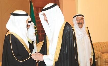 مرزوق الغانم مصافحا صاحب السمو الملكي الأمير خليفة بن سلمان آل خليفة﻿