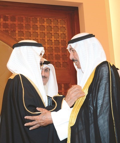الشيخ جابر العبدالله مصافحا صاحب السمو الملكي الأمير خليفة بن سلمان آل خليفة﻿