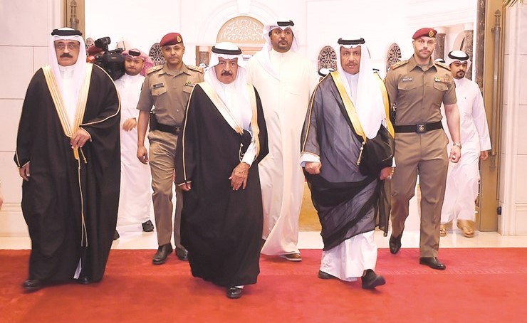 صاحب السمو الملكي الأمير خليفة بن سلمان لدى وصوله وفي استقباله سمو الشيخ جابر المبارك﻿