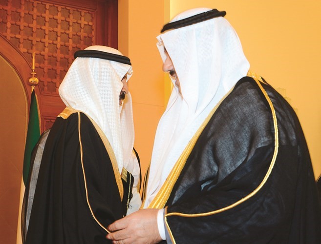 سمو الشيخ ناصر المحمد مصافحا صاحب السمو الملكي الأمير خليفة بن سلمان ﻿
