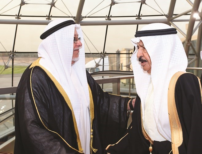 صاحب السمو الملكي الأمير خليفة بن سلمان آل خليفة والشيخ علي الجراح﻿