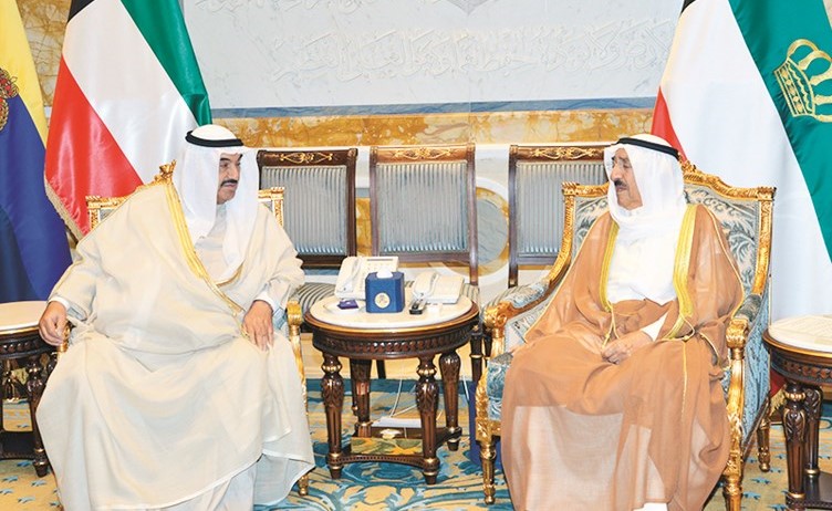 صاحب السمو الأمير الشيخ صباح الأحمد مستقبلا سمو الشيخ ناصر المحمد﻿