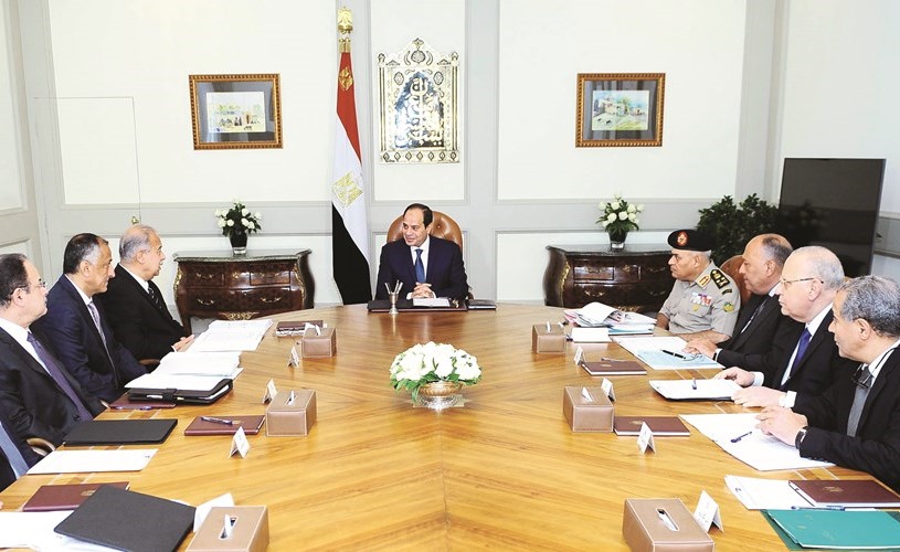 الرئيس عبدالفتاح السيسي مجتمعا مع رئيس الوزراء وعدد من المسؤولين والوزراء لمتابعة آخر التطورات﻿