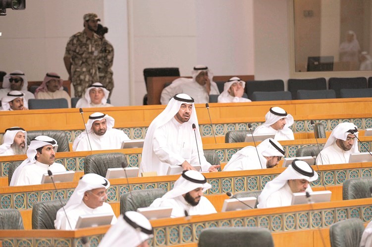 جانب من الجلسة ويبدو علي الدقباسي متحدثا﻿