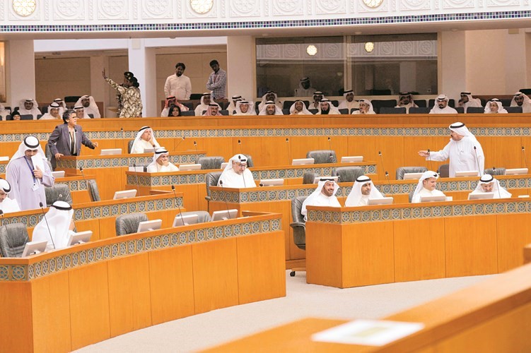سجال بين صفاء الهاشم وخلف دميثير خلال الجلسة﻿