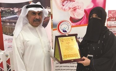 بدرية العنزي تسلم قاسم البلام مدير عام جمعية الجابرية﻿﻿ نائبا عن رئيس مجلس الاداره حسين دشتي لاستلام الدرع ؟؟؟؟؟؟؟؟؟؟﻿
