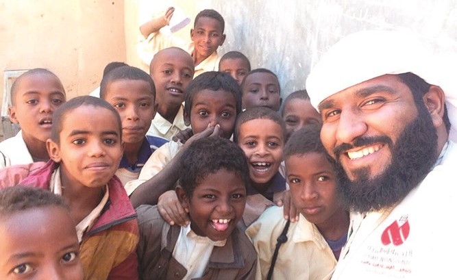 يوسف الطويل مع أيتام الرحمة العالمية﻿