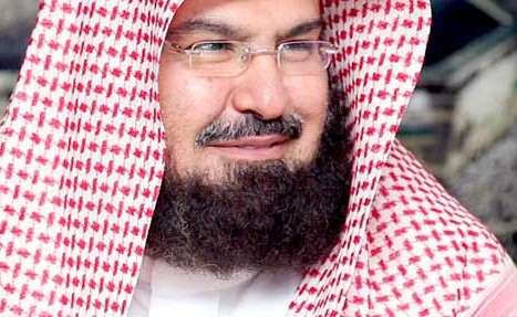 صورة.. السديس يشارك في خياطة ثوب الكعبة المشرفة