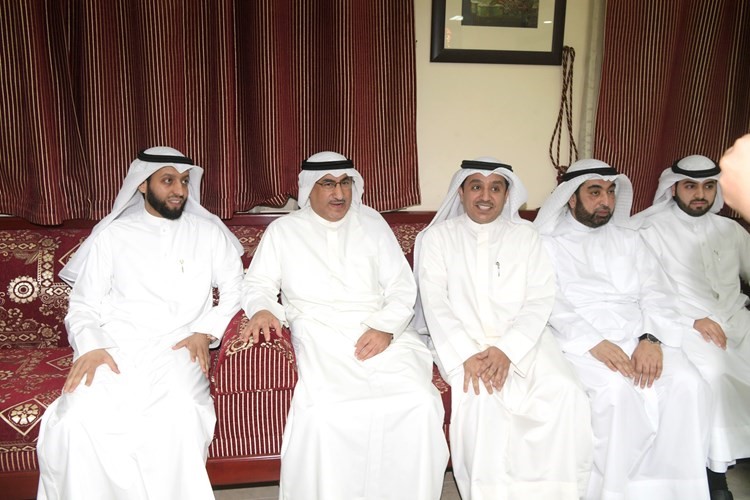 د.محمد الفارس متوسطا د.عبدالمحسن الحويلة ومطيع العجمي﻿