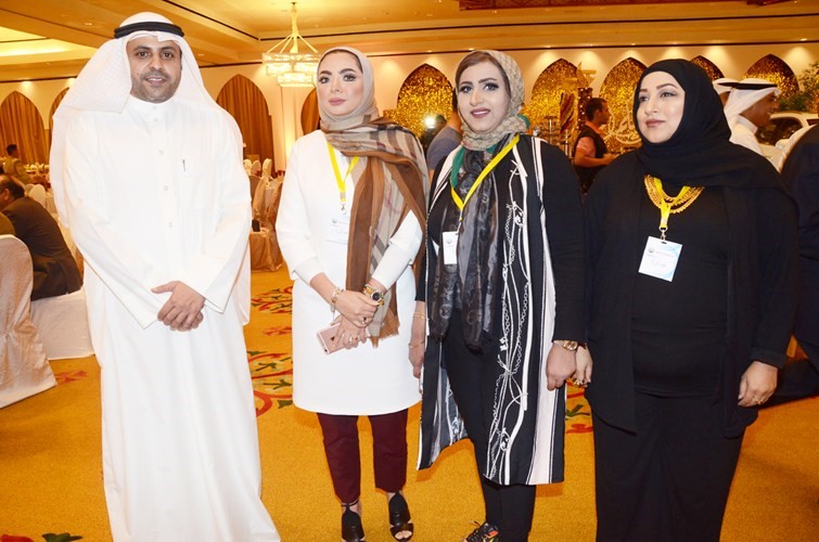 الوزير الجبري مع عضوات لجنة المرأة في نقابة البلدية﻿