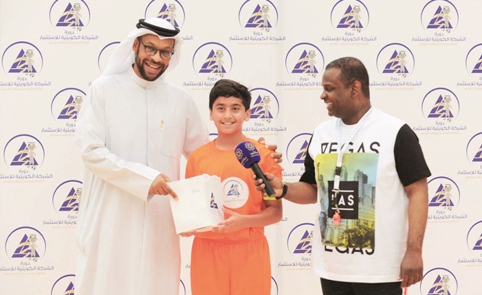 طلال الرشدان يكرم اللاعب محمد يوسف الشايجي﻿