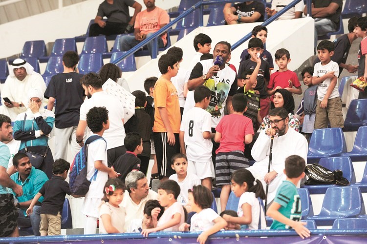 الفنان بلال الشامي مع الجماهير في المدرجات﻿