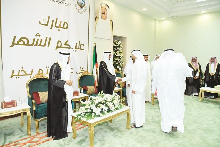 د.محمد الطبطبائي وأعضاء اللجنة العليا للعمل على استكمال أحكام الشريعة في استقبال المهنئين	(أحمد علي)﻿