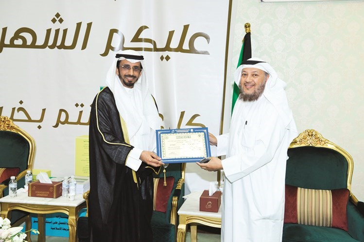 يوسف الصقر يتسلم تكريمه﻿