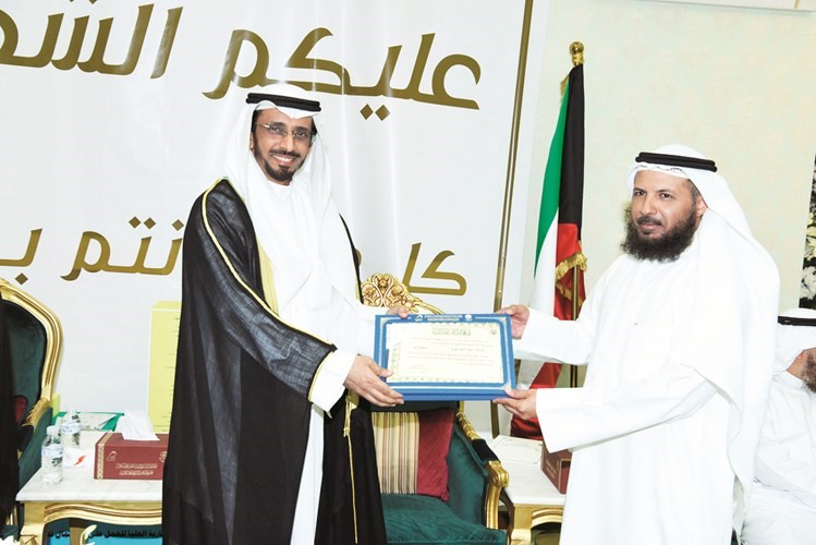 سعد المهري يتسلم تكريمه﻿