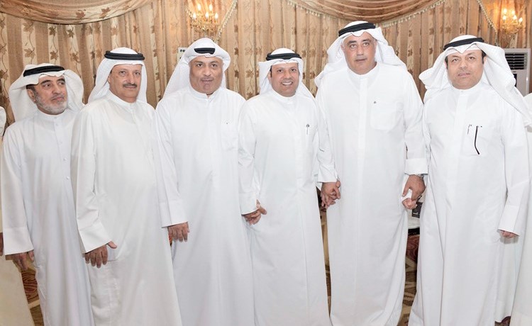فيصل الكندري متوسطا بعض الحضور ﻿