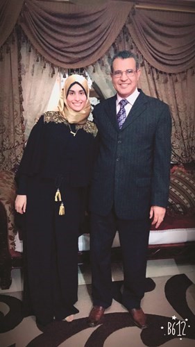 الطالبة اماني رياض متولي برفقة والدها﻿
