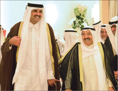 صاحب السمو الأمير الشيخ صباح الأحمد وصاحب السمو الشيخ تميم بن حمد خلال مأدبة الأفطار التي اقامها صاحب السمو أمس الأول على شرف أمير قطر