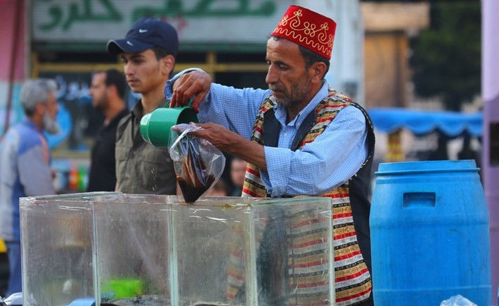 بائع العرق سوس قبيل الافطار في احد اسواق ادلب	(رويترز)﻿