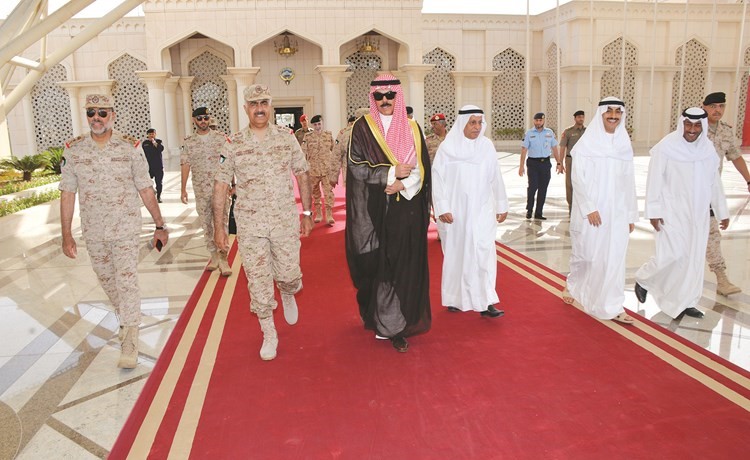 الشيخ محمد الخالد لدى مغادرته البلاد وفي وداعه الفريق الركن محمد الخضر﻿