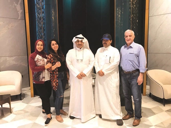 الزميل موسى أبوطفرة مع إعلاميين خليجيين﻿