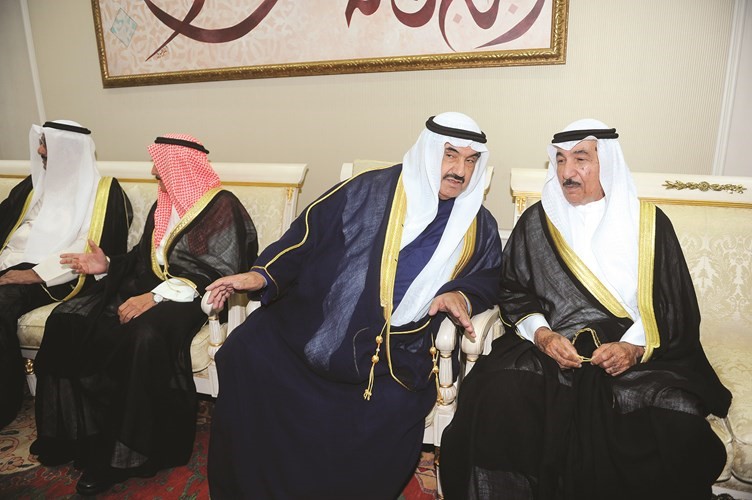 الشيخ جابر العبدالله مهنئا سمو الشيخ ناصر المحمد ويبدو الشيخ د.ابراهيم الدعيج﻿