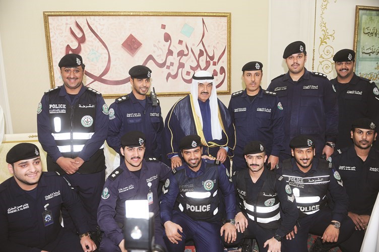 سمو الشيخ ناصر المحمد متوسطا عددا من رجال الشرطة﻿
