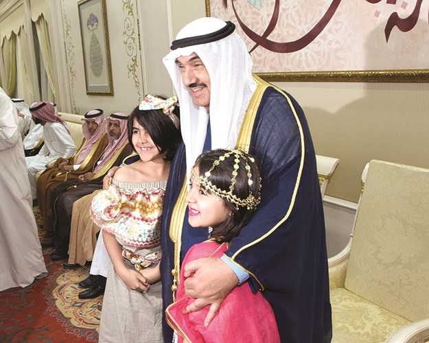 سمو الشيخ ناصر المحمد متوسطا زهرتين﻿