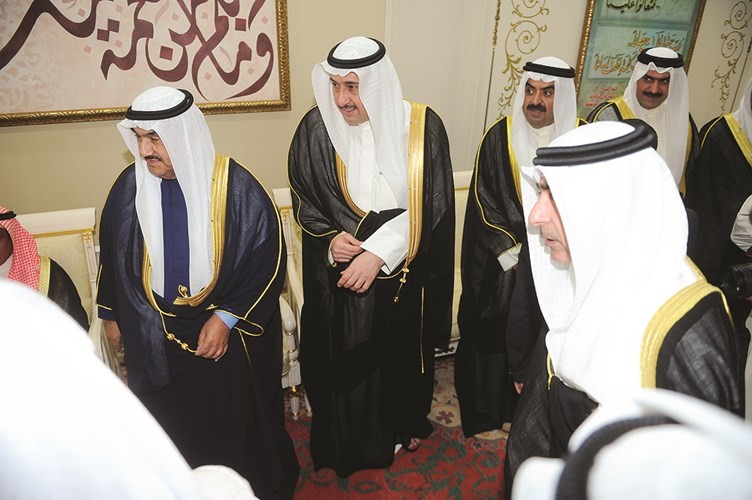 سمو الشيخ ناصر المحمد والشيخ فيصل الحمود والشيخ خالد البدر والشيخ أمير المالك في استقبال المهنئين﻿