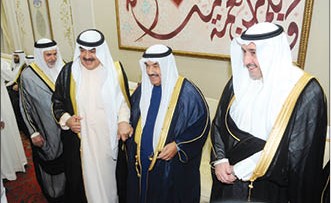 خالد الجارالله مهنئا سمو الشيخ ناصر المحمد برمضان ويبدو الشيخ فيصل الحمود والسفير البحريني الشيخ خليفة بن حمد		      (هاني الشمري)