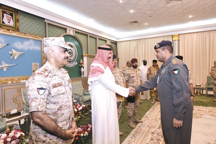 وزير الدفاع مصافحا أحد الطيارين المشاركين في إعادة الأمل﻿